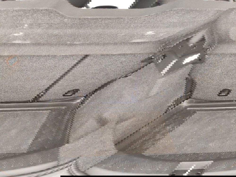 Lancia Ypsilon usata a Massa-Carrara (18)