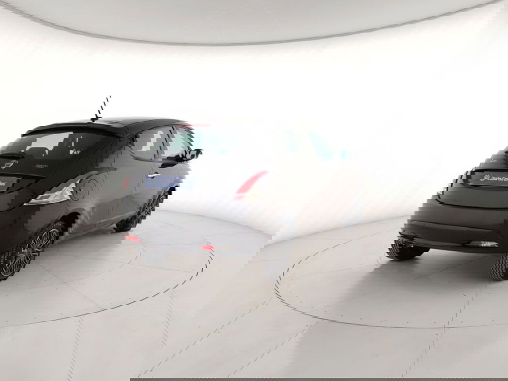 Lancia Ypsilon usata a Massa-Carrara (3)