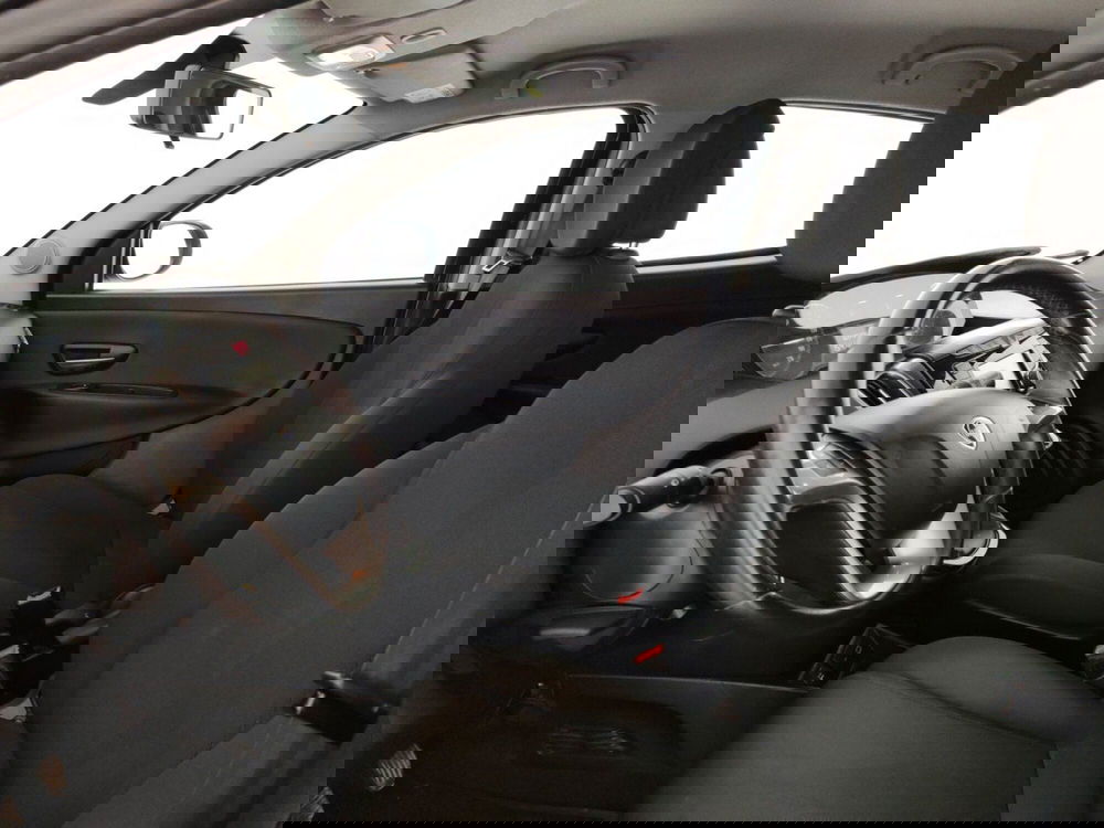 Lancia Ypsilon usata a Massa-Carrara (8)