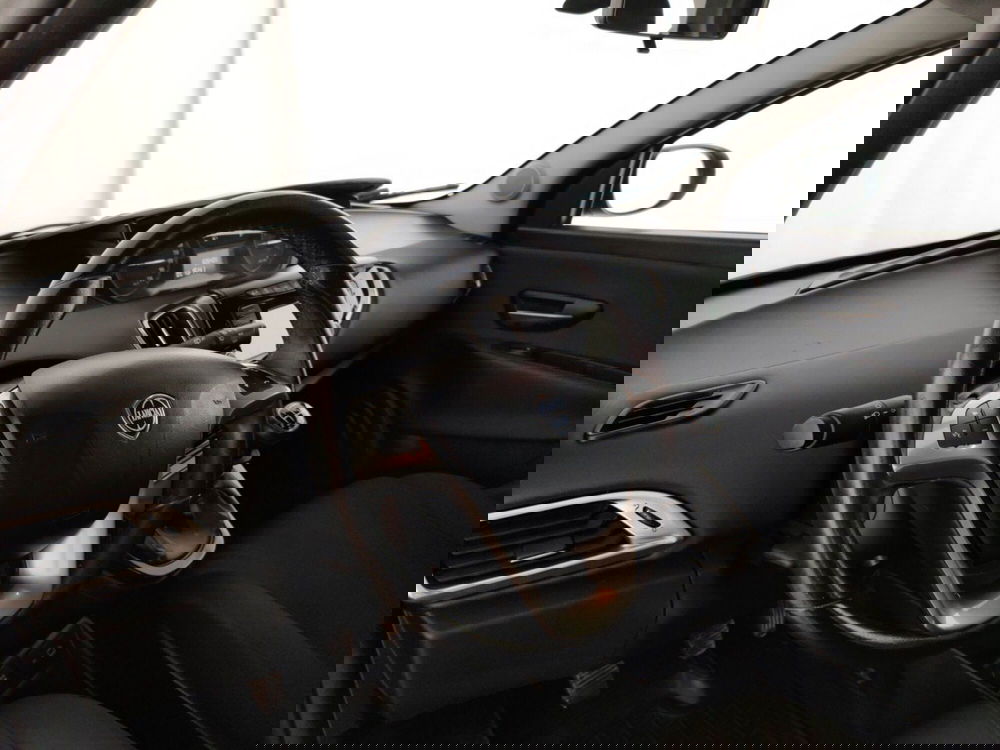 Lancia Ypsilon usata a Massa-Carrara (9)