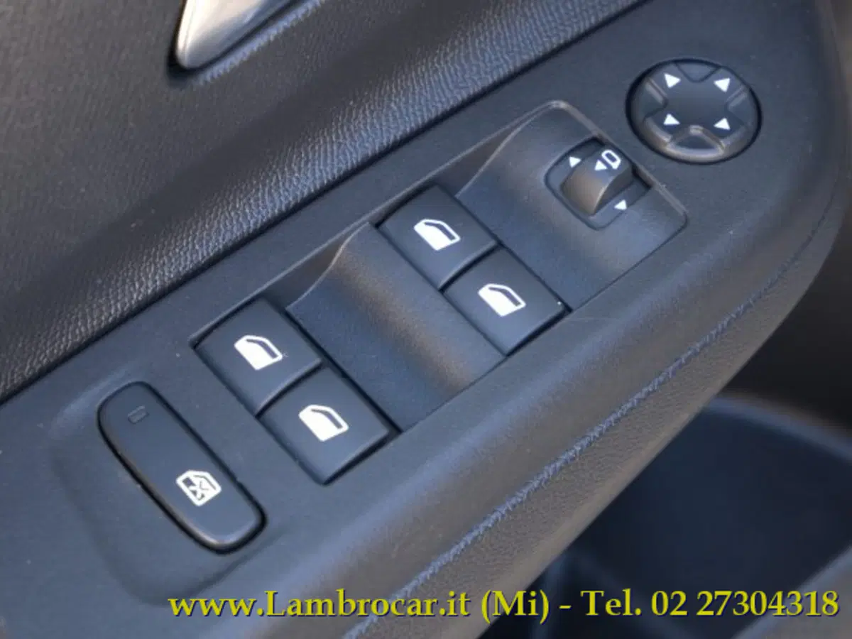 Opel Corsa usata a Milano (10)