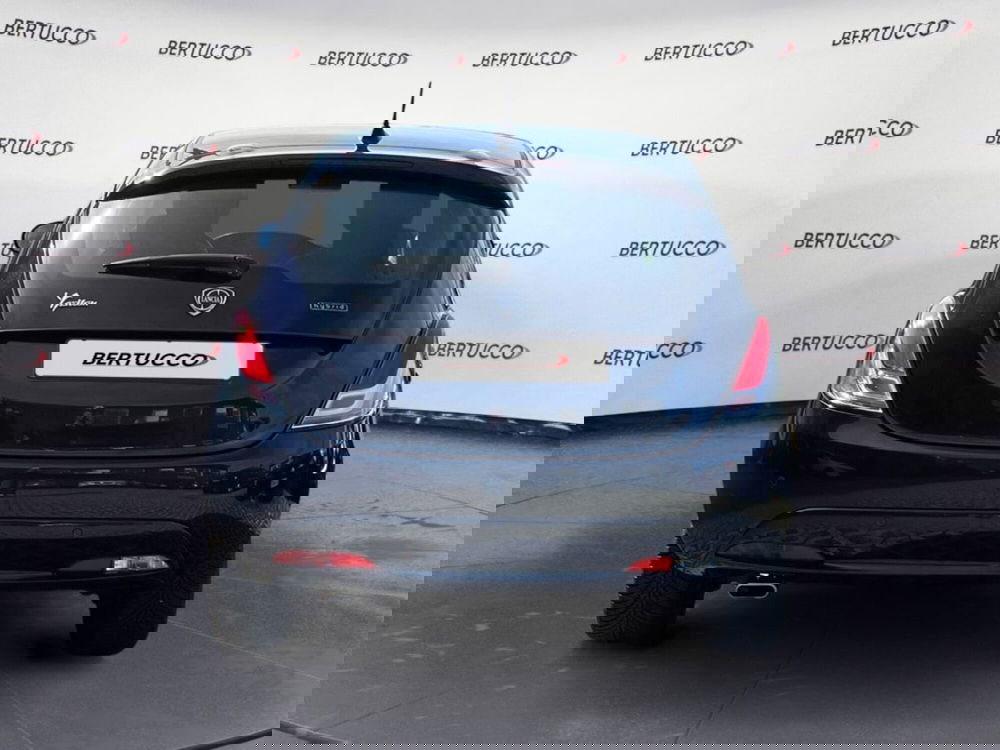 Lancia Ypsilon usata a Verona (5)