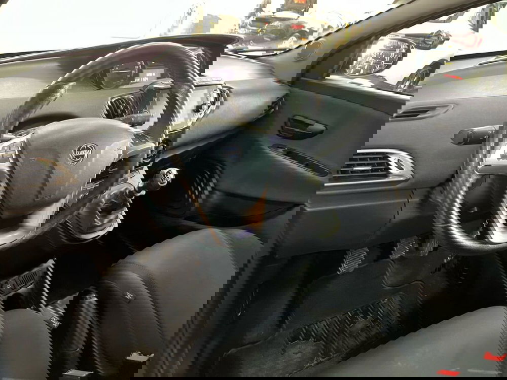 Lancia Ypsilon usata a Bari (10)