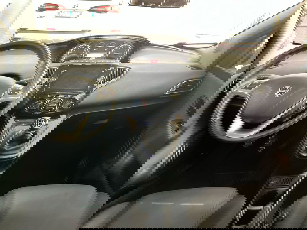 Lancia Ypsilon usata a Bari (8)