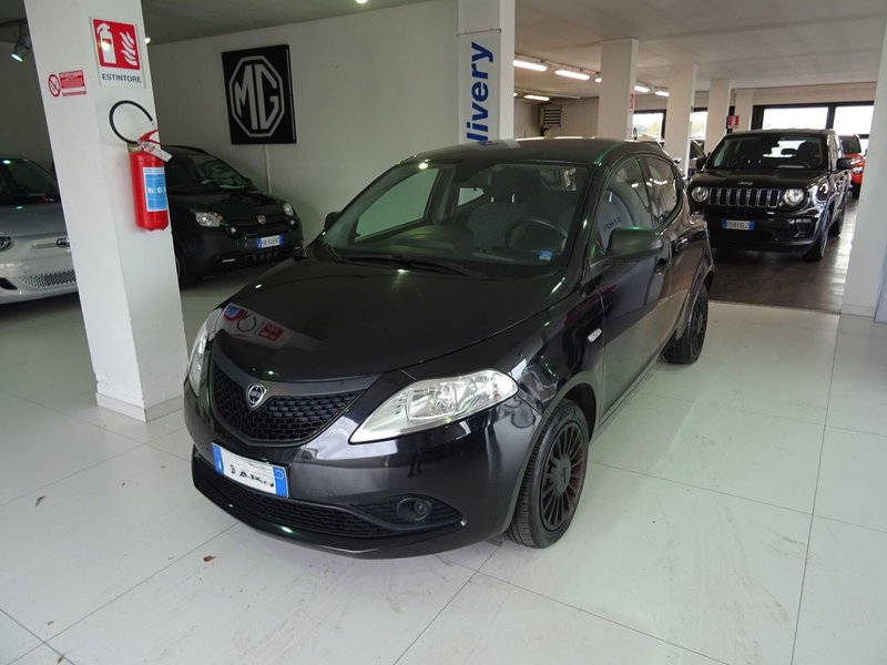 Lancia Ypsilon usata a Lucca
