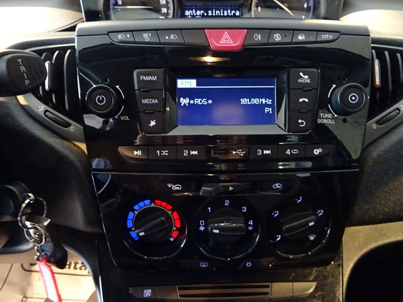 Lancia Ypsilon usata a Lucca (11)
