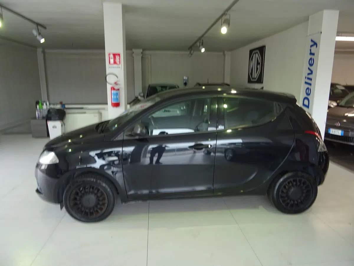Lancia Ypsilon usata a Lucca (2)