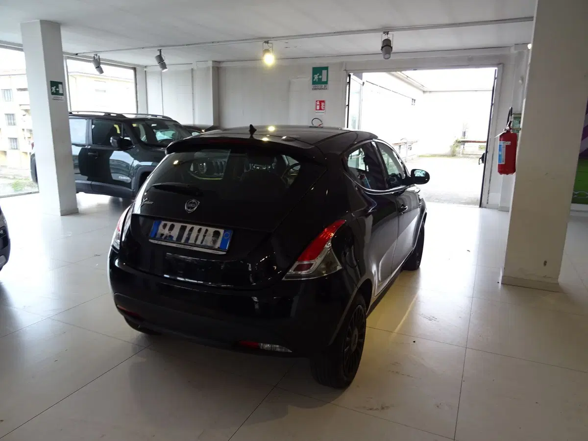 Lancia Ypsilon usata a Lucca (4)