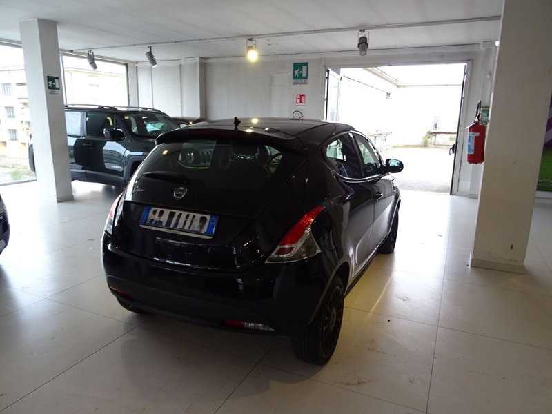 Lancia Ypsilon usata a Lucca (4)