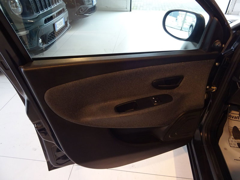 Lancia Ypsilon usata a Lucca (8)