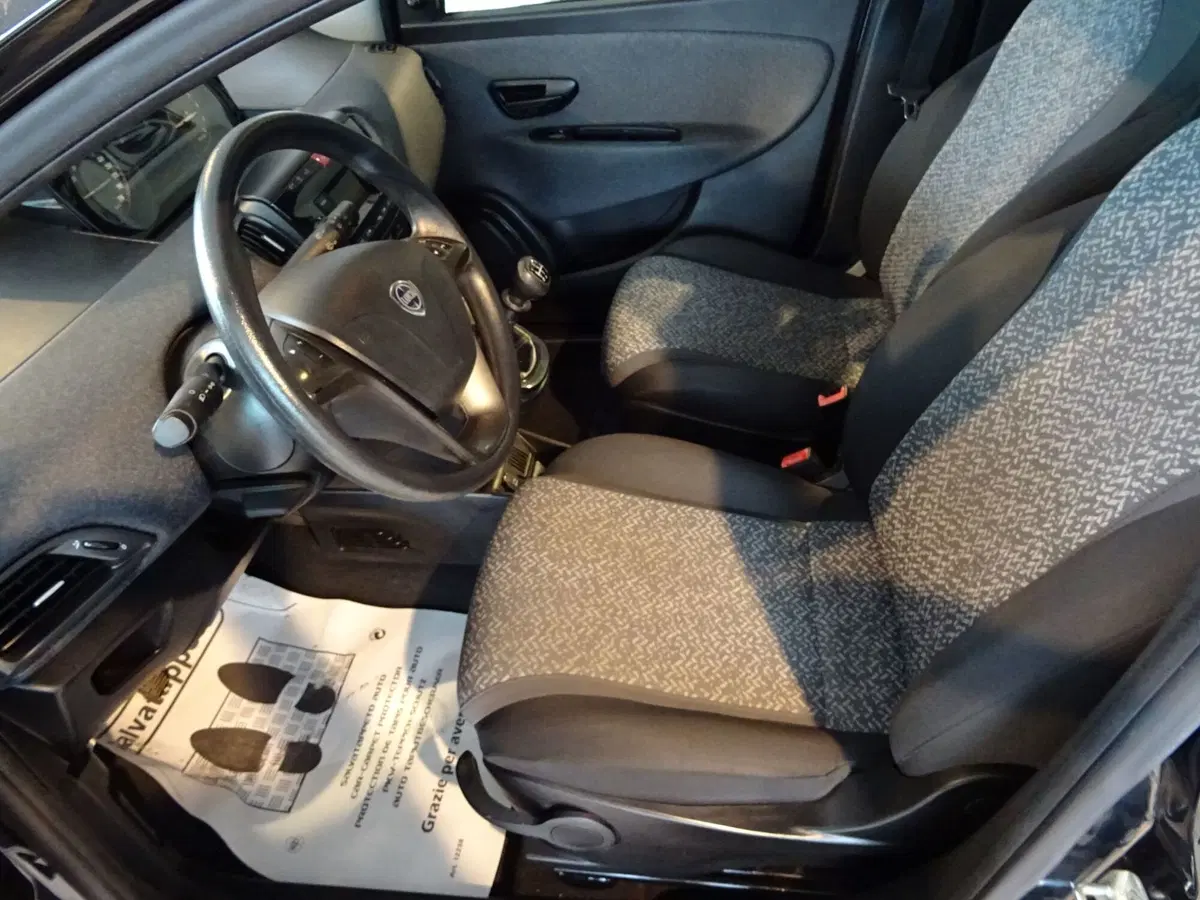 Lancia Ypsilon usata a Lucca (9)