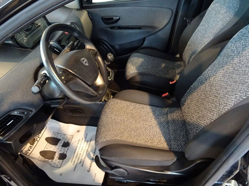 Lancia Ypsilon usata a Lucca (9)