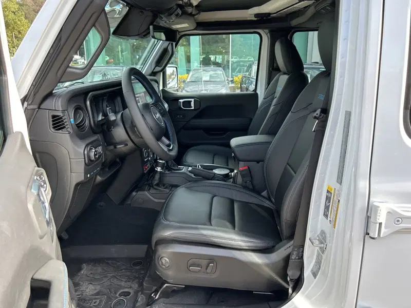 Jeep Wrangler Unlimited nuova a Roma (18)