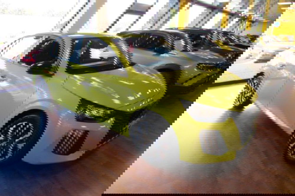 Peugeot 208 nuova a Milano (2)