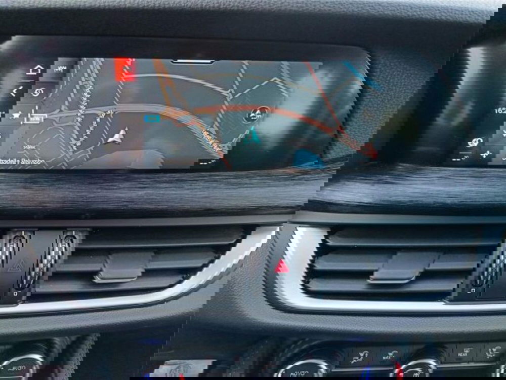 Alfa Romeo Stelvio usata a Bari (17)