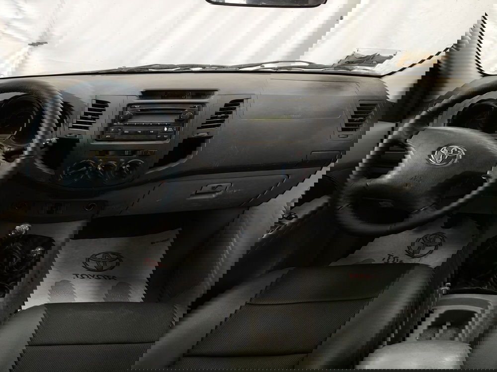 Toyota Hilux usata a Roma (8)