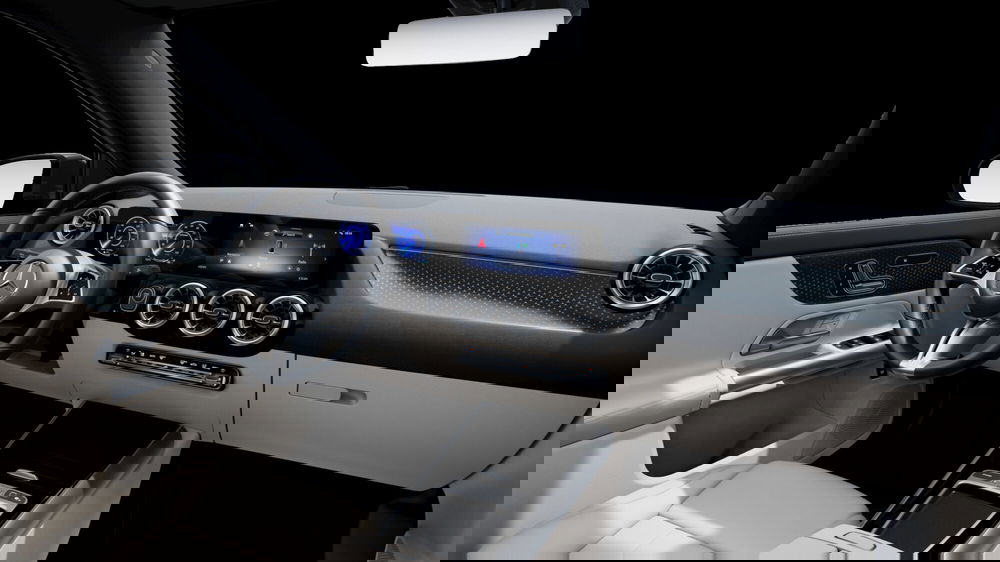 Mercedes-Benz EQA nuova a Milano (5)