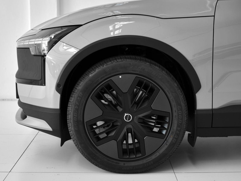 Volvo EX30 Cross Country nuova a Prato (4)