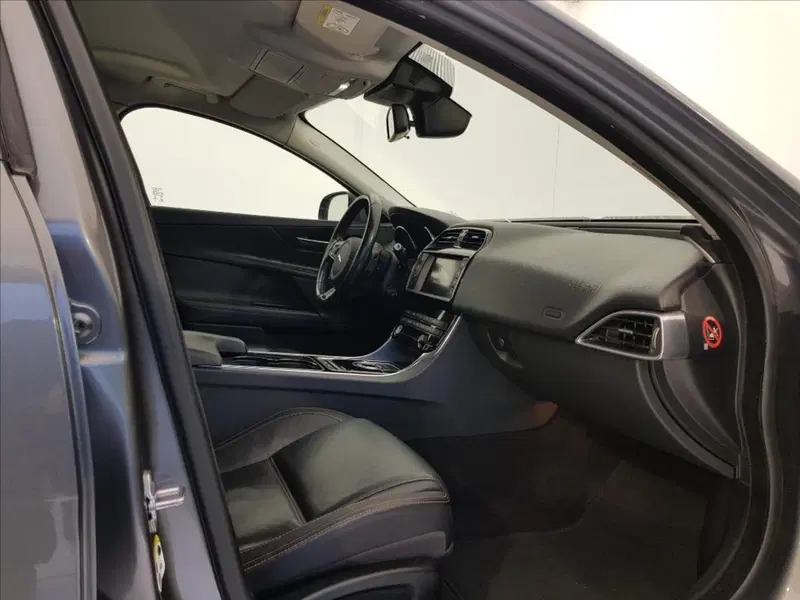 Jaguar XE usata a Lucca (10)