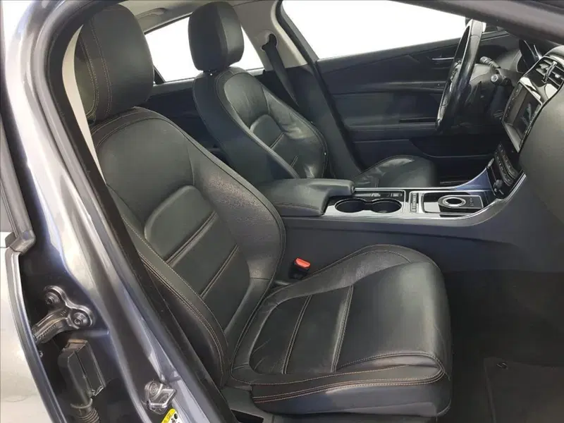 Jaguar XE usata a Lucca (11)