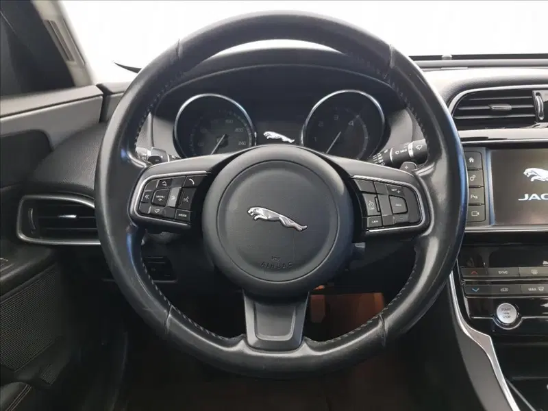 Jaguar XE usata a Lucca (14)
