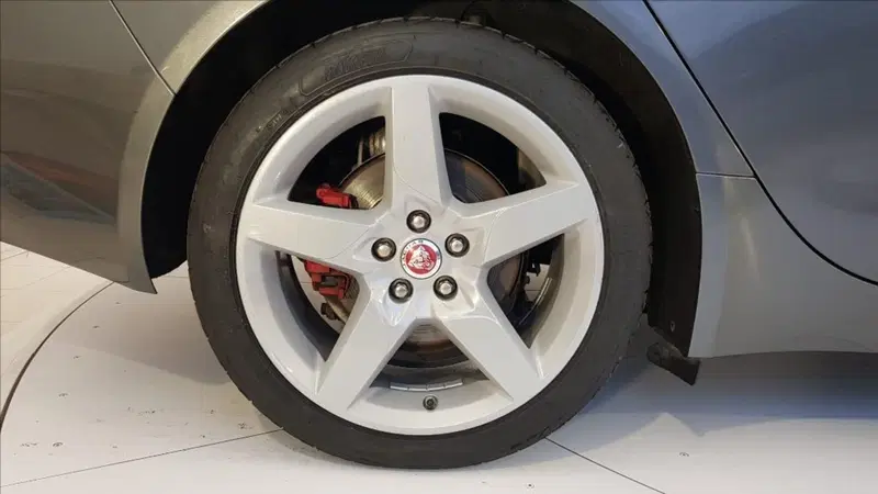 Jaguar XE usata a Lucca (9)