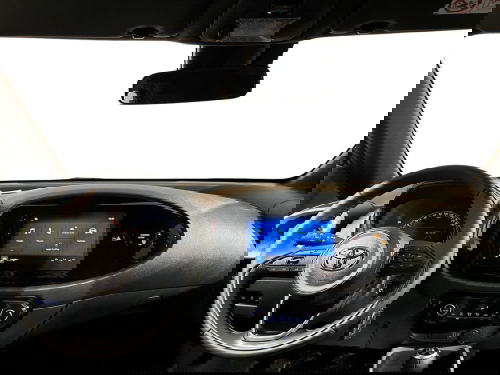 Toyota Aygo X nuova a Lecco (10)