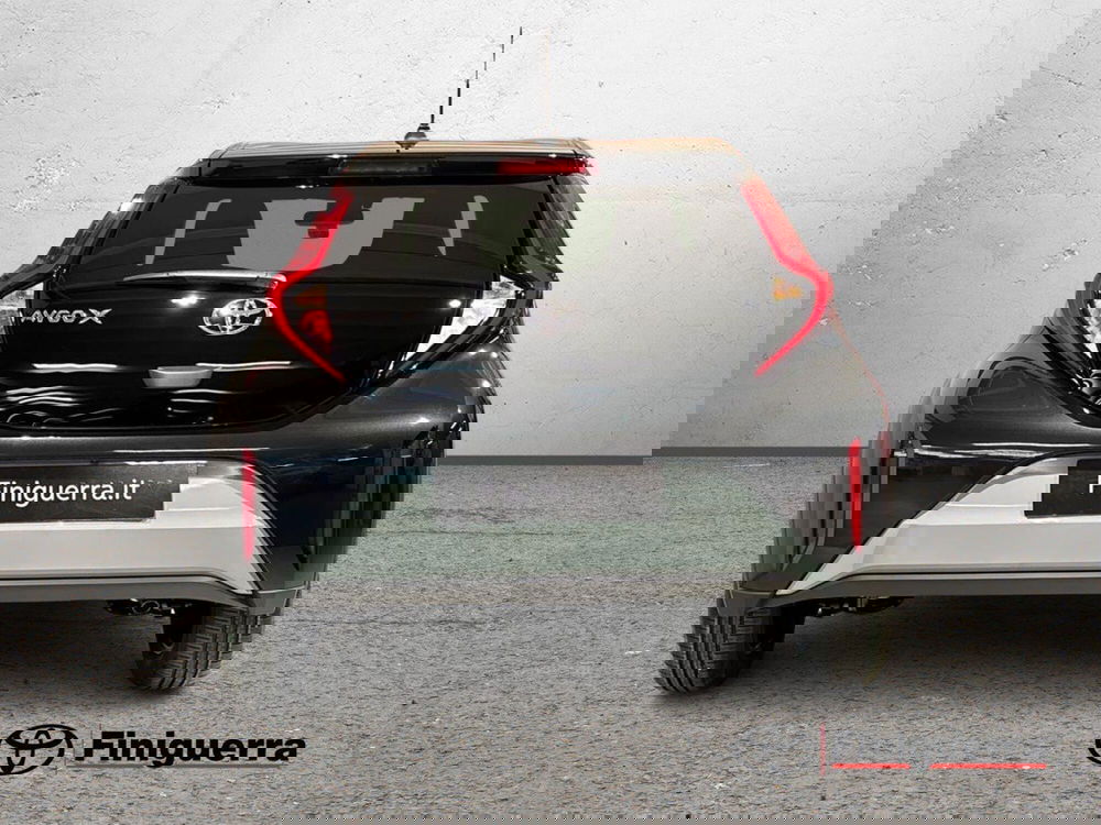 Toyota Aygo X nuova a Lecco (5)