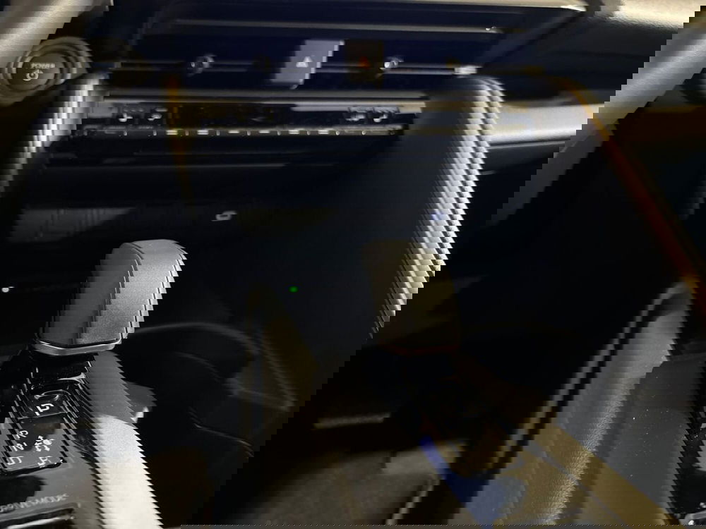 Toyota Toyota C-HR nuova a Lecco (14)