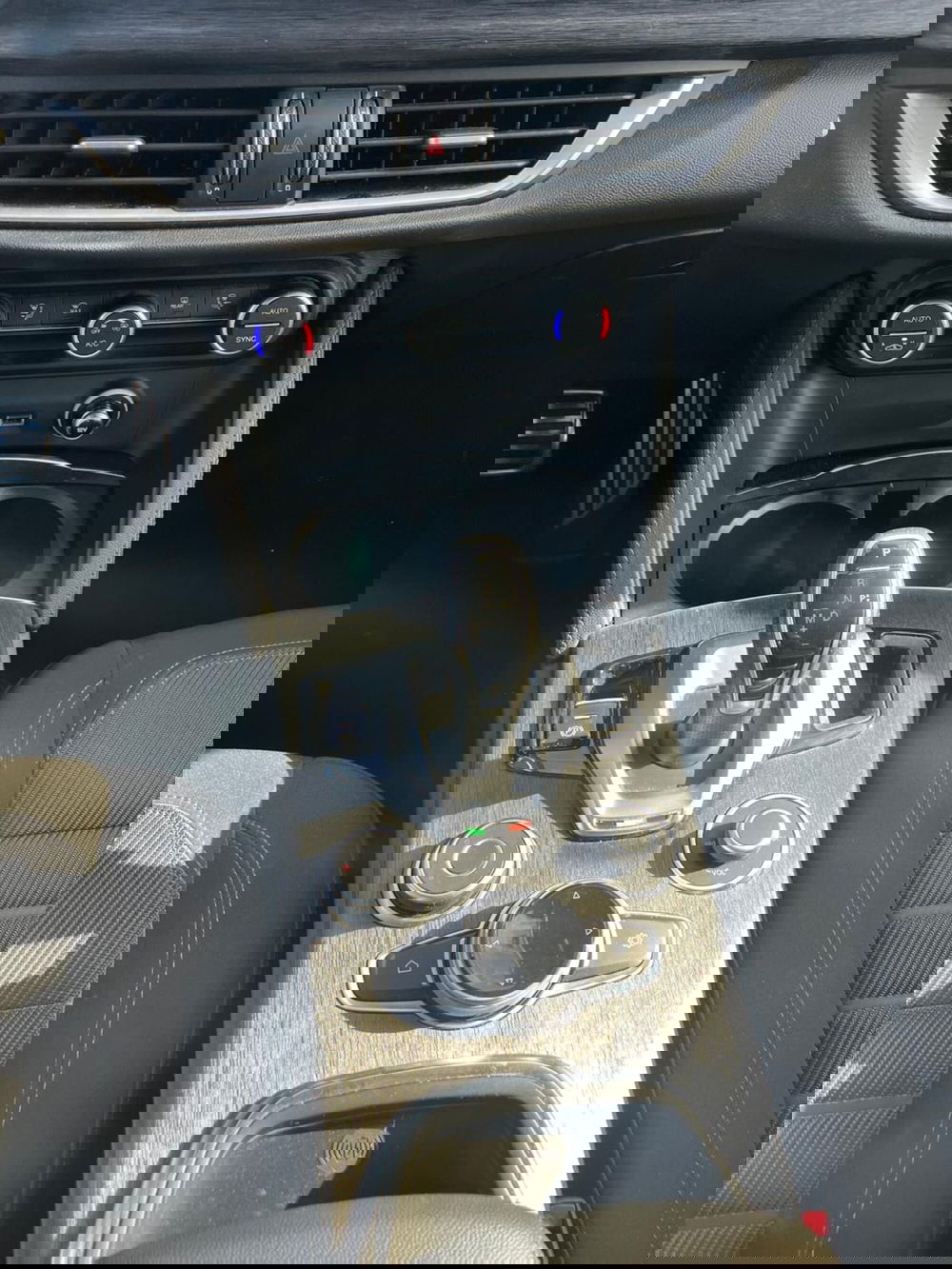 Alfa Romeo Stelvio usata a Milano (17)