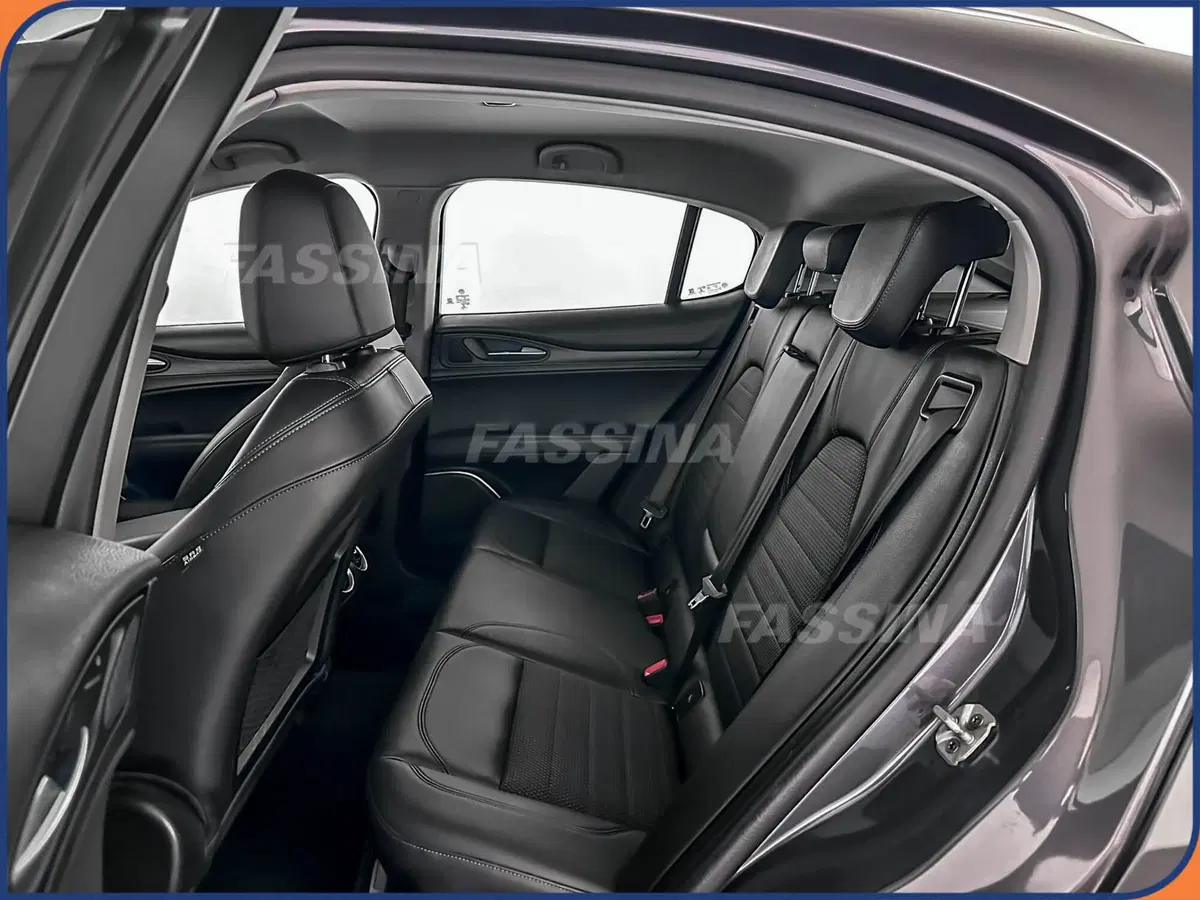 Alfa Romeo Stelvio usata a Milano (11)