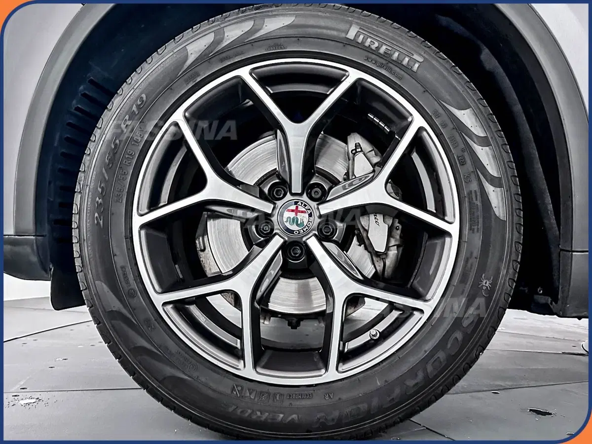 Alfa Romeo Stelvio usata a Milano (7)