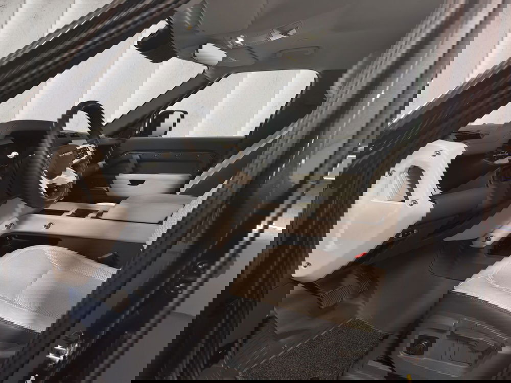 Land Rover Defender usata a Milano (16)