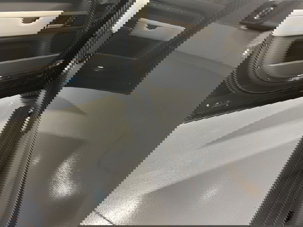 Land Rover Defender usata a Milano (17)