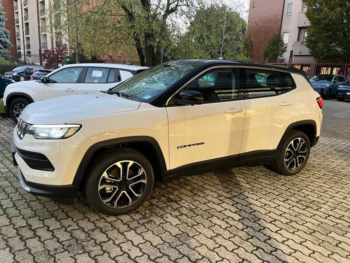 Jeep Compass nuova a Milano (4)