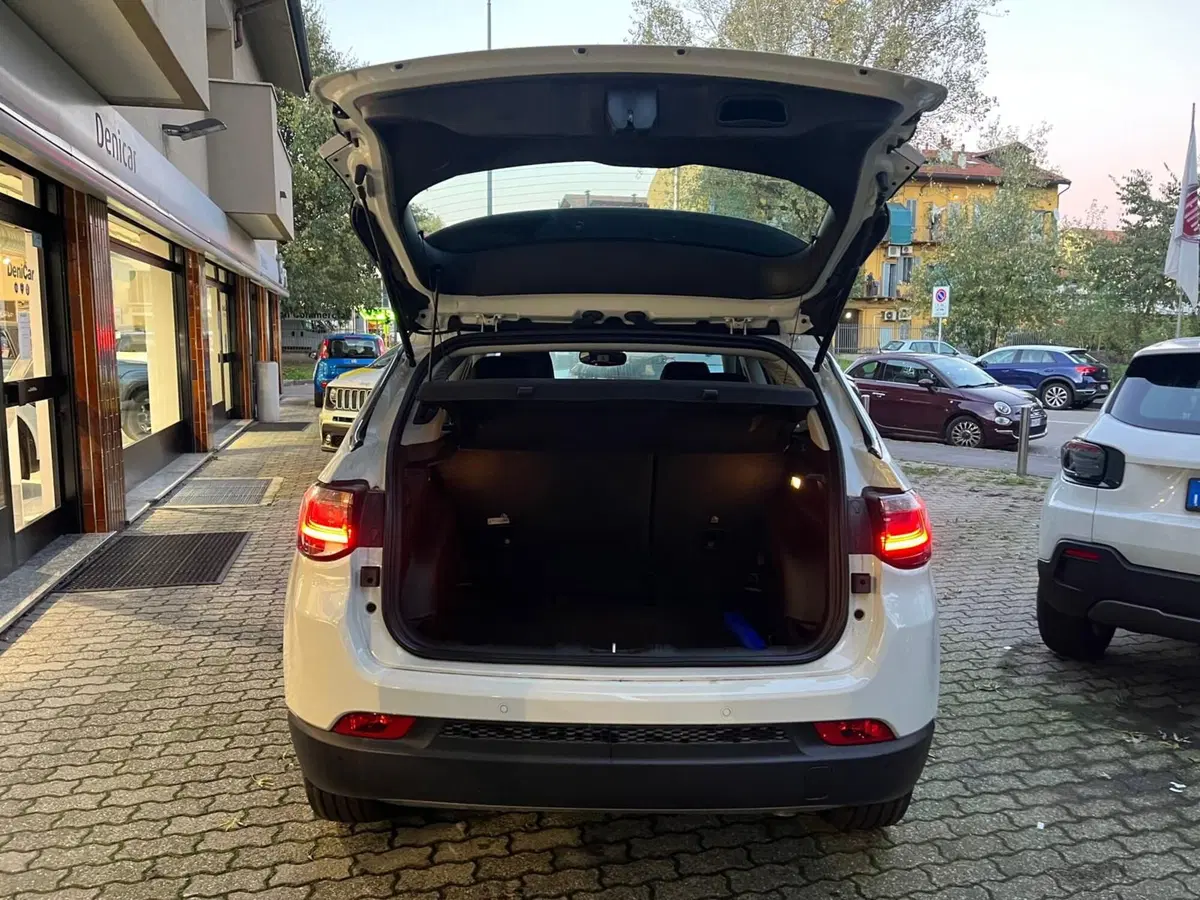 Jeep Compass nuova a Milano (8)