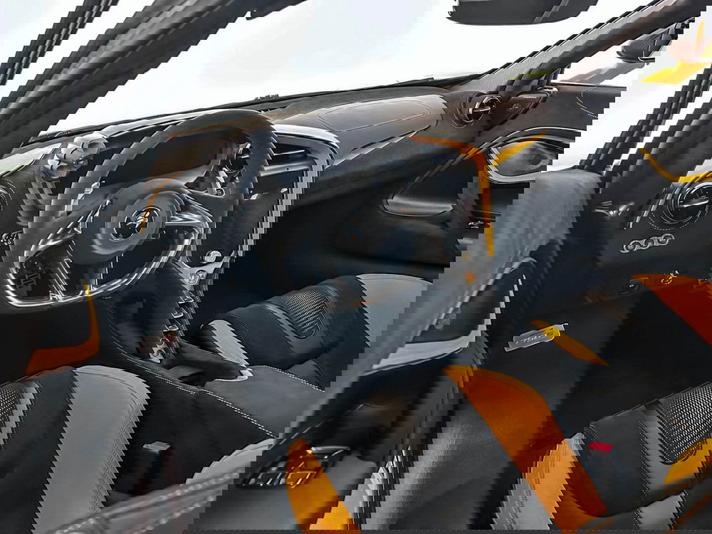 McLaren 750S Coupé nuova a Milano (9)