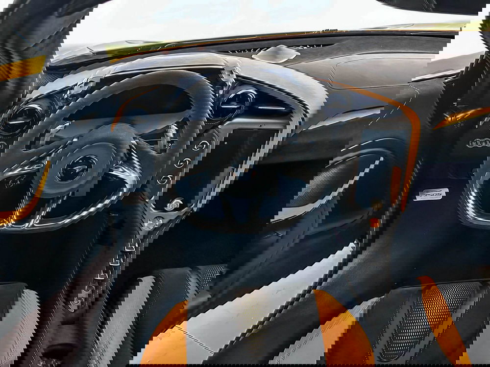 McLaren 750S Coupé nuova a Milano (10)