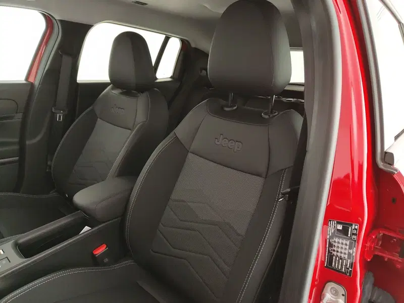 Jeep Avenger nuova a Caserta (17)