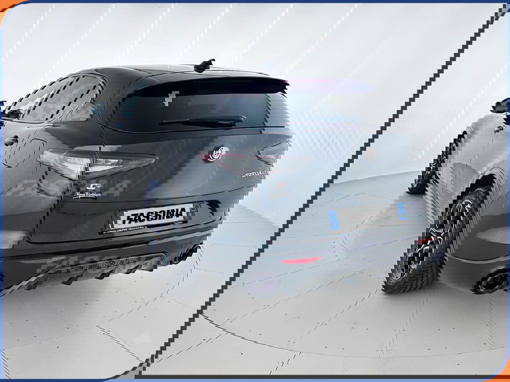 Alfa Romeo Stelvio nuova a Milano (4)