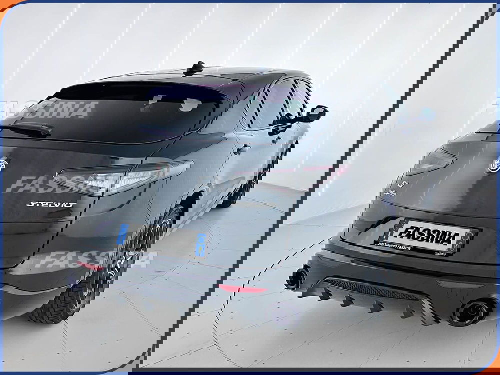 Alfa Romeo Stelvio nuova a Milano (6)