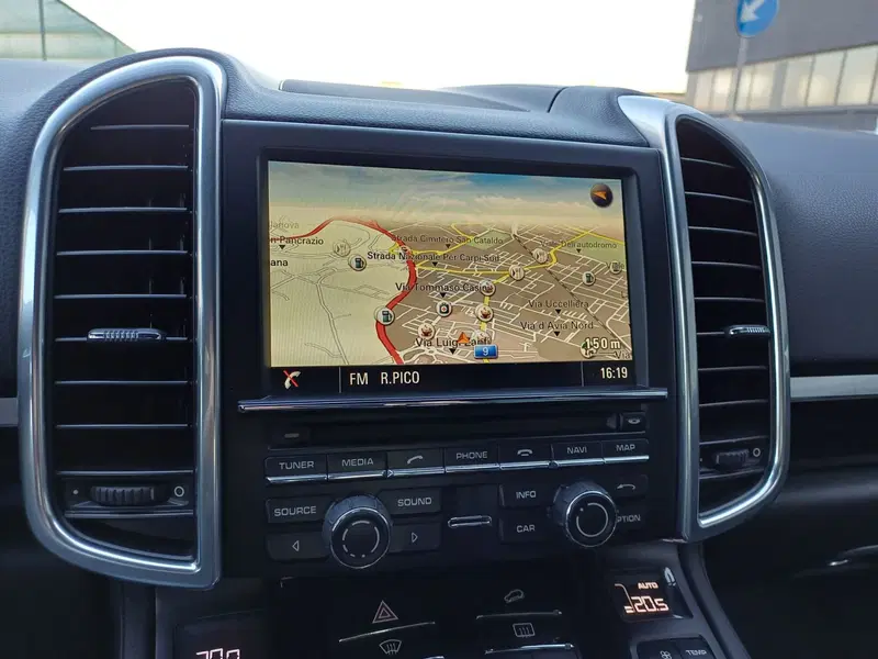 Porsche Cayenne usata a Modena (13)