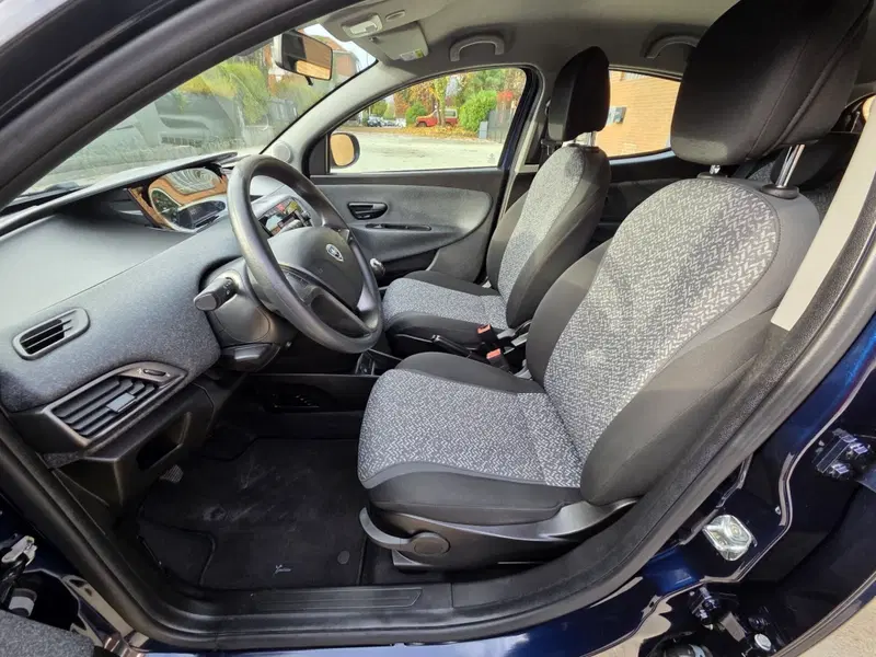 Lancia Ypsilon usata a Torino (9)