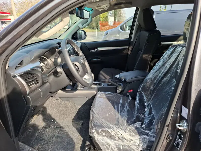 Toyota Hilux nuova a Bologna (9)
