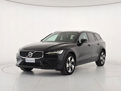 Volvo V60 Cross Country 2.0 b4 Core awd auto del 2024 usata a Alba
