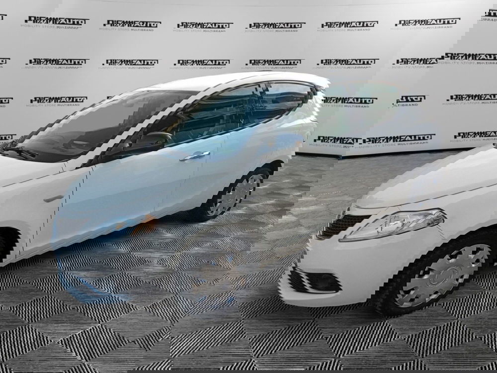 Lancia Ypsilon usata a Piacenza