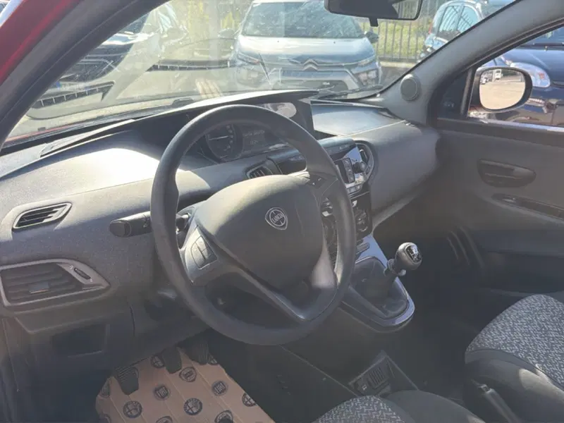 Lancia Ypsilon usata a Frosinone (18)