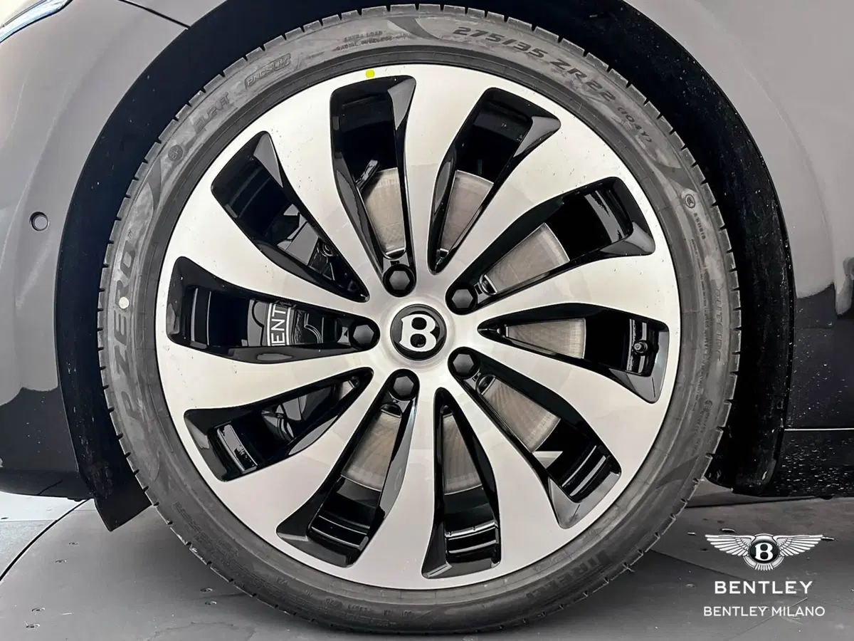 Bentley Continental GT nuova a Milano (8)