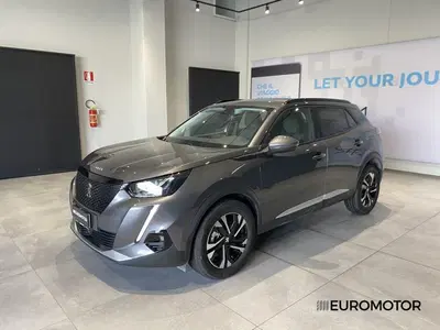 Peugeot 2008 1.2 turbo Allure 100cv del 2022 usata a Modugno