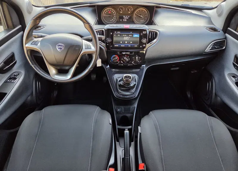 Lancia Ypsilon usata a Torino (9)